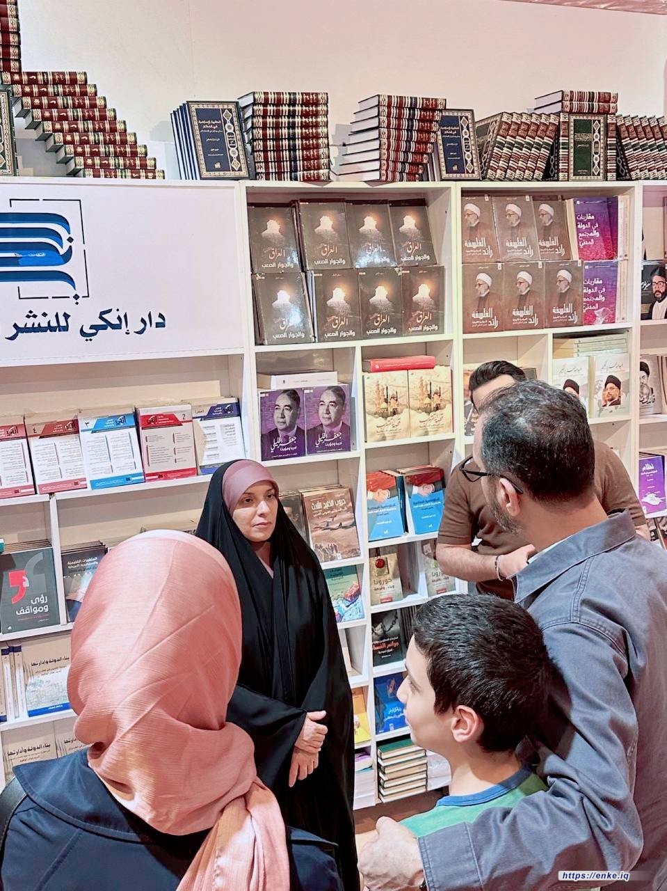 زيارة النخب الثقافية لجناح دار إنكي