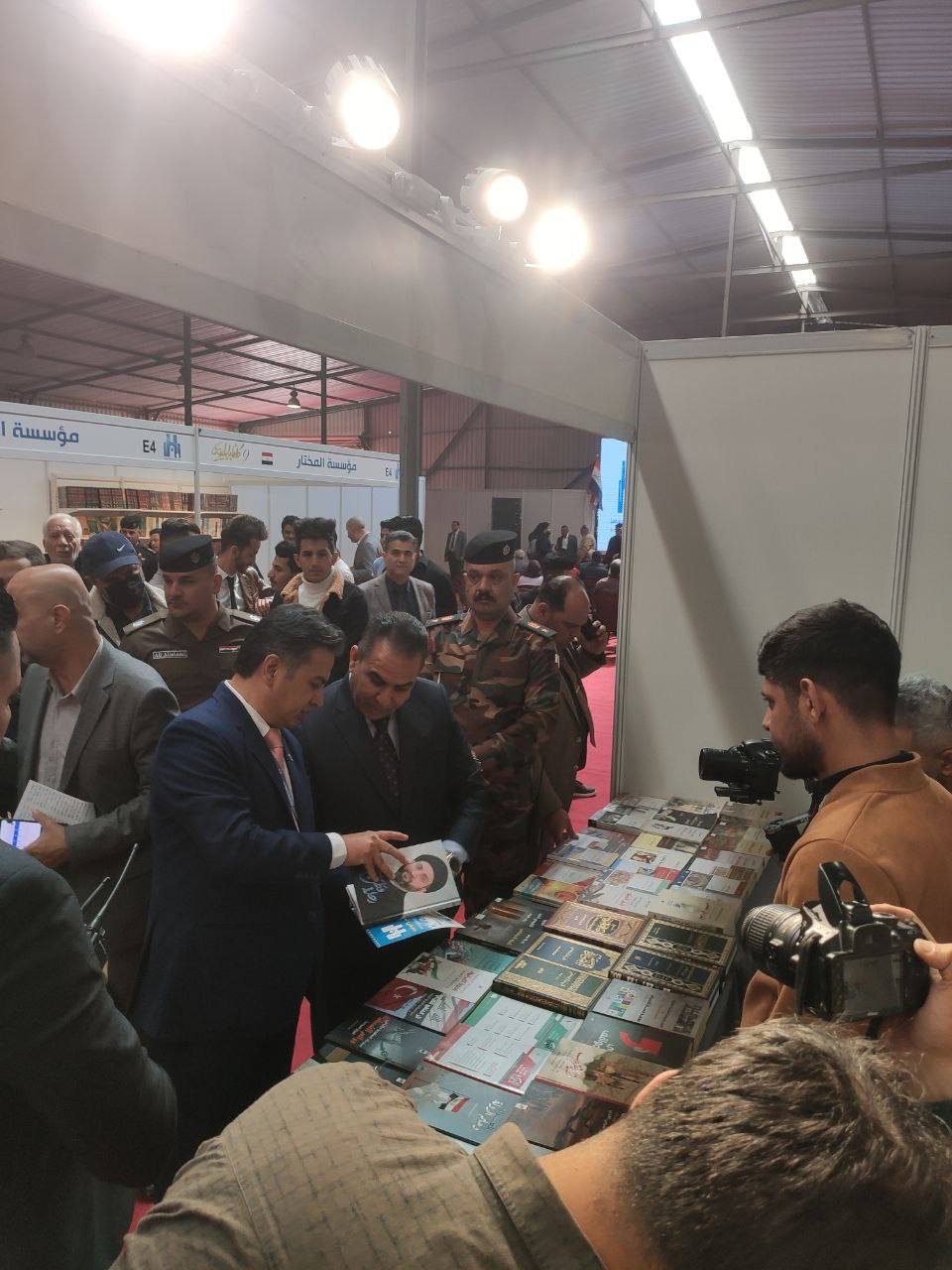 محافظ بابل الأستاذ حسن منديل يزور جناح مؤسسة إنكي في معرض بابل الدولي للكتاب