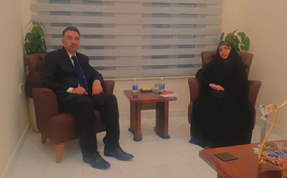 لقاء رئيس مؤسسة إنكي للدراسات والبحوث العلوية كوثر الغرابي مع الدكتور عباس كاظم رئيس برنامج العراق في المجلس الاطلسي في واشنطن اثناء زيارته الى العراق