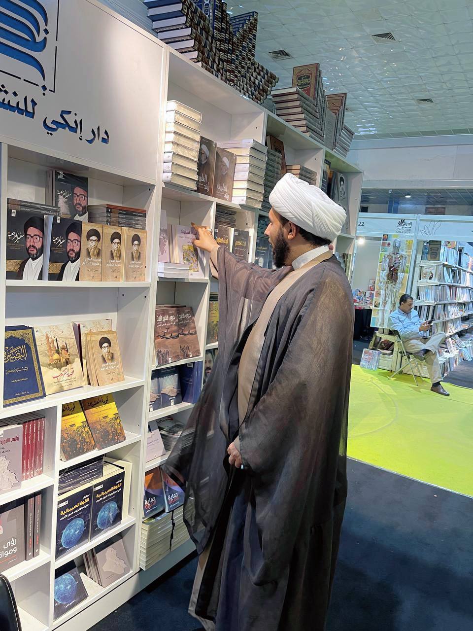 زيارة سماحة الشيخ احمد سلمان الأحمدي جناح دار إنكي في معرض العراق الدولي للكتاب